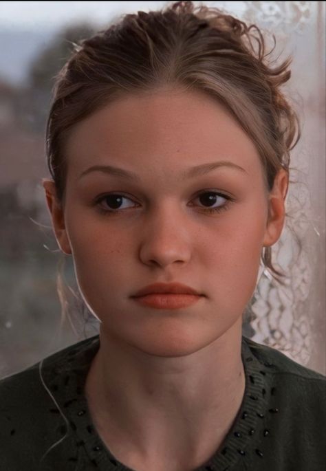 Young Julia Stiles, Kat Stratford Drawing, Kat Stratford Makeup, 90s Actors Women, Celebrity Crush Woman, Julia Stiles 90s, Julie Stiles, Julia Stiles Hair, Julia Styles