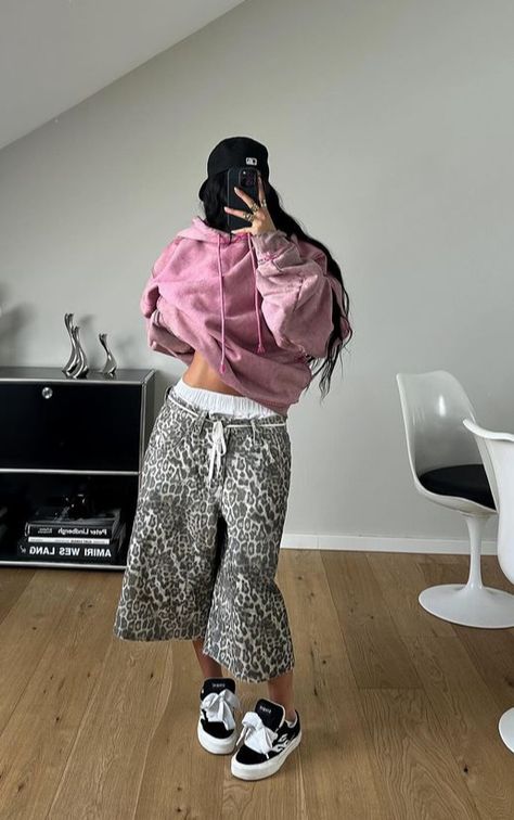 Oversized Summer Outfit, Stylish Cargo Pants, Street Style Outfits Casual, Street Jeans, Cold Fits, Swag Girl Style, Inspo Instagram, Baggy Clothes, Aesthetic Style