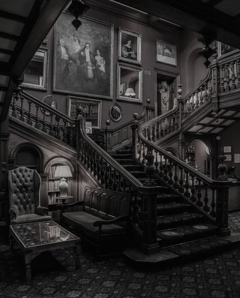 Spooky Mansion Aesthetic, Vampire Mansion Aesthetic, Gothic Castle Bloxburg, Dark Castle Exterior, Dark Victorian Mansion, Old Manor Aesthetic, Dark Castle Bedroom, Vampire House Aesthetic, Gothic House Design