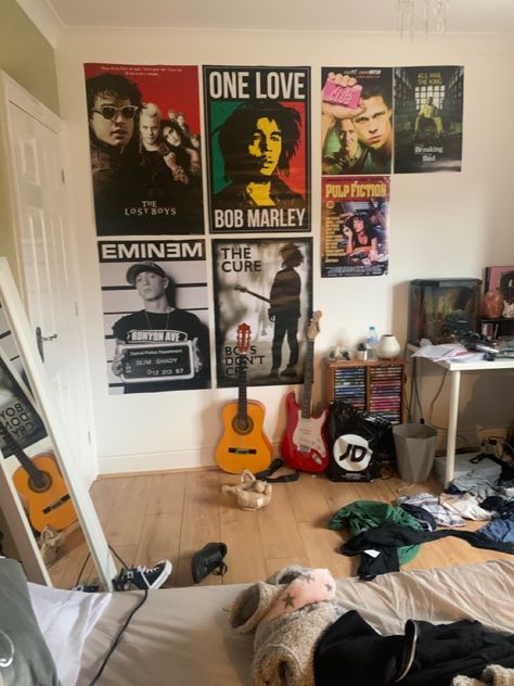 Bob Marley Room Ideas Decor, Guy Bedroom Aesthetic Vintage, Road Signs Bedroom Aesthetic, Street Wear Bedroom, Street Room Ideas, 3 Posters On Wall, Big Posters On Wall, Skate Room Aesthetic, Old School Bedroom