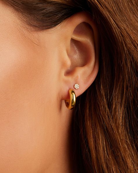 Second Ear Piercing Classy, Ear Perching, Second Piercing Ideas, Dainty Ear Piercings, Gold Ear Jewelry, 2nd Ear Piercing, 2 Ear Piercings, Double Lobe Piercing, Second Ear Piercing