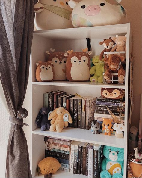 Kawaii Reading Corner, Gaming Room Bookshelf, Plushie Corner Room, Mini Squishmallows Aesthetic, Squishmellow Shelf, Aesthetic Stuffed Animal Storage, Squishmallow Bookshelf, Big Shelf Decor Bedroom Ideas, Aesthetic Plushie Display