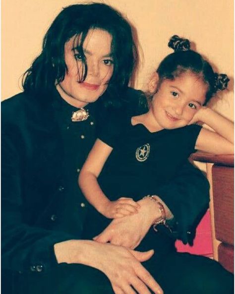 Michael Jackson Selfie, Caring Person, Michael Jackson Neverland, Wearing Mask, Michael Jackson Rare, Photos Of Michael Jackson, Michael Jackson Art, Michael Love, Michael Jackson Smile