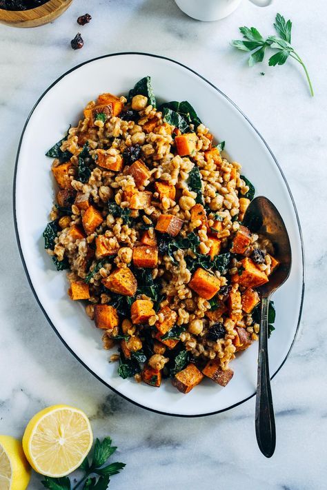 Roasted Sweet Potato, Kale and Farro Salad with Lemon Tahini Dressin #healthy #lunch #kale #faro #sweetpotato #salad #recipe Salad Kale, Chicken Salads, Sweet Potato Kale, Cubed Sweet Potatoes, Lemon Tahini Dressing, Salad With Lemon, Salad Salad, Farro Salad, Dinner Side