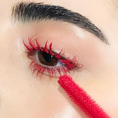 red mascara Red Mascara, Matte Make Up, Best Mascara, Editorial Makeup, Makati, Eye Make, Love Makeup, Pretty Makeup, Cute Makeup