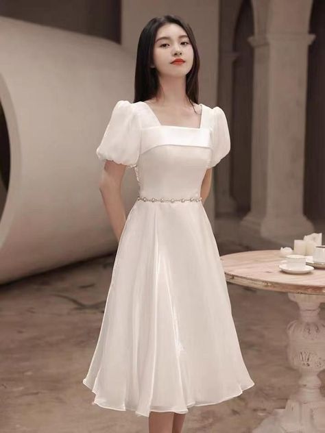 White Lady, Simple Frocks, Elegant Dresses Classy, Lady Dress, Prom Dresses Modest, Age Gap, Classy Dress Outfits, Fancy Dress Design, Looks Chic