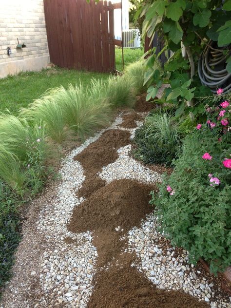 I love the classic look of a pea gravel path or patio. What I don't like is pea gravel that gets everywhere, that washes away with every heavy rain, that hurts my knees because it's too deep and lo... Easy Gravel Pathway, Pea Gravel Garden, Gravel Walkway, Gravel Pathway, Pea Gravel Patio, Backyard Landscaping Plans, Concrete Patios, Gravel Landscaping, Gravel Patio