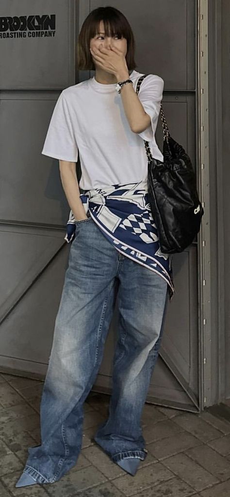 Timeless Street Style, Scarf Looks Summer, Summer 2023 Fashion Trends Street Style, White Pants Street Style, Gender Neutral Summer Outfits, Street Style 2024 Summer, Street Style Summer 2023, Japanese Outfits Street Style, Scarf With Jeans