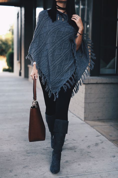 Poncho And Skirt Outfit, Pancho Outfit Women, Black Poncho Outfit, Style A Poncho, How To Style A Poncho, Poncho Ideas, Fashion Poncho, Poncho For Women, Poncho Fashion