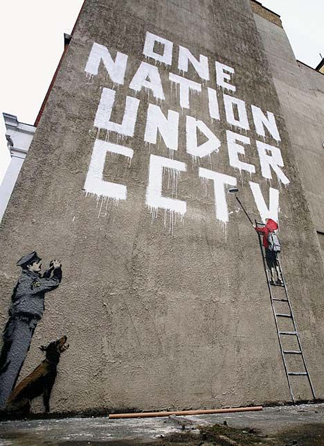 Right under their noses - Graffiti artist Banksy pulls off most audacious stunt to date - despite being watched by CCTV Street Art Banksy, Banksy Graffiti, Banksy Art, Graffiti Artwork, 3d Street Art, Wow Art, Graffiti Artist, Street Art Graffiti, Street Artists