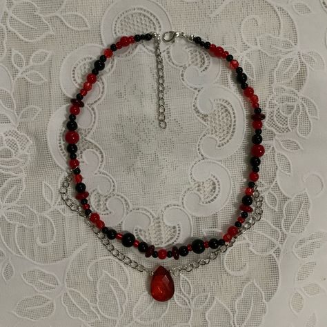 Blood Necklace, Black Deck, Red Beaded Necklaces, Black Beaded Bracelets, Beads Bracelet Design, Black Bead Necklace, Diy Rings, Handmade Wire Jewelry, Funky Jewelry