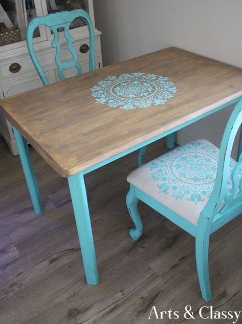 Curbside Table Gets a Gratitude Stencil Makeover Stencil Table Top, Stenciled Table, Arts And Crafts Furniture, Arts And Crafts House, Small Woodworking Projects, Art And Craft Design, Décor Diy, Old Furniture, Flipping Furniture