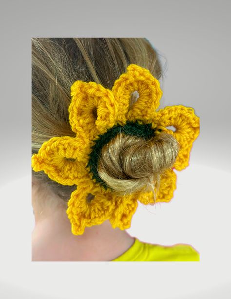 sunflower bun accessory, sunflower hair tie that goes around a bun or hairstyle of your choice Crochet Diys, Crochet Hair Tie, Bun Braid, Sunflower Hair, Hair Accessories Bun, Shorts Crochet, Crochet Hair Accessories, Crochet Hair, Crochet Hair Styles