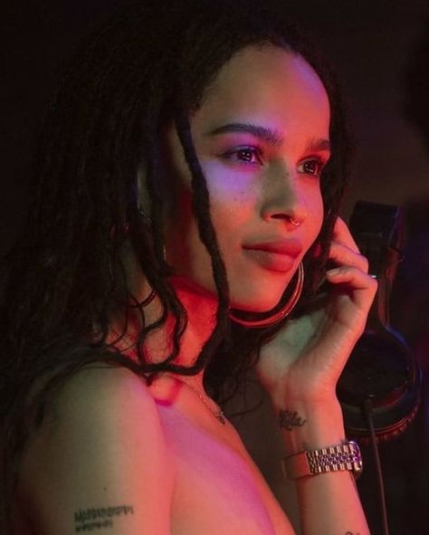 @luxyrih on Instagram: “look, ALL I'M SAYING IS, if i woke up as Zoe Kravitz on a daily basis, i'd have incredible behaviour issues” History Of Music, Zoë Kravitz, Zoe Kravitz, High Fidelity, Dreadlocks, History, Tumblr, Memes, Music