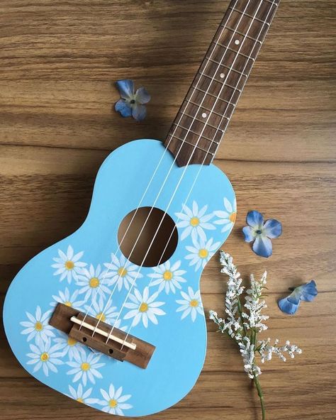 Ukulele Painting Ideas, Ukelele Painted, Guitar Art Diy, Ukulele Painting, Guitar Art Project, Arte Do Ukulele, Akordy Na Ukulele, Ukulele Diy, Painted Ukulele