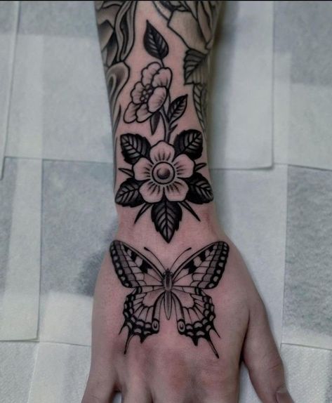 #tattoo #tattoos #inked #tattooart #tattooed #tattooideas #tattoodesign #tattooinspiration #tattoosleeve #tattooflash #inkedgirls #tattooedwomen  #InkLaughs  #TattooFails Traditional Mexican Flower Tattoo, Feminine American Traditional Tattoos Black, American Traditional Wrist Tattoo, Salvadorian Tattoo, Traditional Floral Tattoo, Flower And Butterfly Tattoo, Tattoos Man, Folk Tattoo, Traditional Butterfly Tattoo