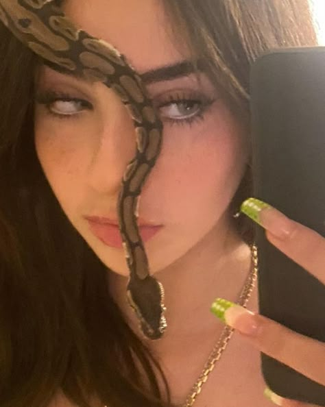 Aesthetic Snake Pictures, Snake Girl Aesthetic, Snake Background Aesthetic, Snake Tiktok, Snake And Woman, Snake Around Neck, Snakes Aesthetic, Woman With Snake, Snake Pets