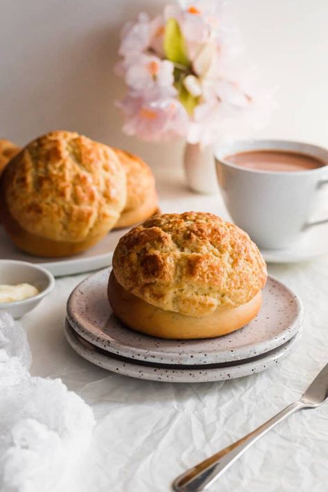 Pineapple Buns, Chinese Bakery, Cream Bun, Pineapple Bun, Cookie Toppings, Cup Of Milk, Breads & Buns, Food Photography Tips, Bread Bun