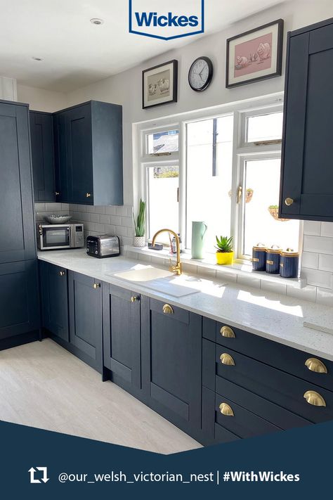 Midnight Blue Kitchen Ideas, Blue Shaker Kitchen Ideas, Navy Kitchen Inspiration, Dark Blue Cupboards Kitchen, Kitchen Ideas Navy, Midnight Kitchen, Dark Blue Shaker Kitchen, Navy Blue Shaker Kitchen, Navy Kitchen Cupboards