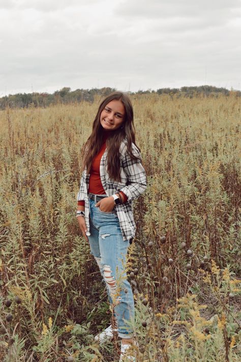 Teenage Fall Photoshoot, Flannel Photoshoot, Autumn Flannel, Dream Photoshoot, Senior Outfits, Senior Photo Outfits, Graduation Poses, Fall Photoshoot, Senior Pics