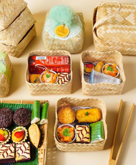 Hampers Design Packaging, Besek Hampers Makanan, Catering Boxes Packaging, Snack Hampers Idea, Snack Box Wedding, Snackbox Ideas, Snack Kotak, Snack Box Packaging, Snack Hampers