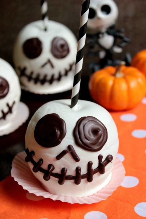 Jack Skellington Chocolate Apples - Chocolate Covered Apples @bigbearswife Fun Halloween Desserts, Halloween Deserts, Spooky Halloween Food, Dessert Halloween, Chocolate Covered Apples, Chocolate Apples, Halloween Food Treats, Halloween Sweets, Halloween Snacks