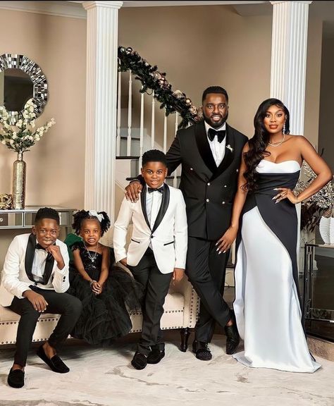 All Black Family Photoshoot Outfits, Black Family Portrait Ideas, Photoshoot Outfits Studio, Family Christmas Photoshoot Outfits, Holiday Photoshoot Family, Holiday Photoshoot Family Outfits, Photoshoot Family Outfits, Glam Family Photos, Formal Family Portrait