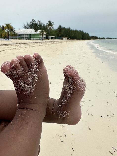 Traveling With Baby Aesthetic, Beach With Baby, Aesthetic Pregnancy, Black Motherhood, Mommy And Baby Pictures, Pretty Pregnant, Mommy Goals, Mommy Daughter, Future Mom