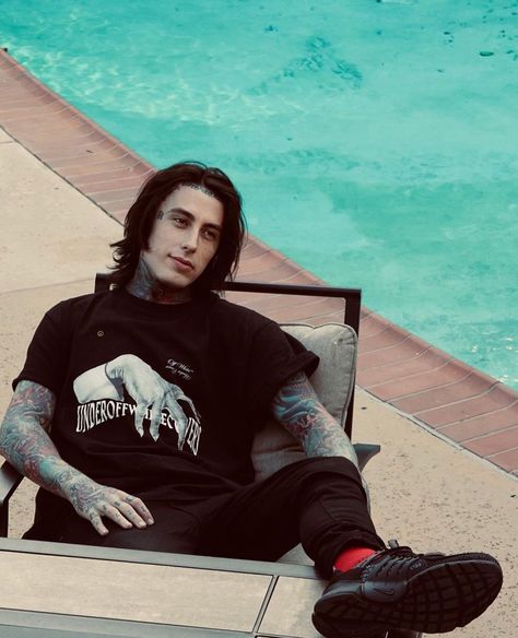 Ronnie Radke Short Hair, Ronnie Radke Blonde Hair, Ronnie Radke Wallpaper, Falling In Reverse Band, Saraya Bevis, Tatto Boys, Mice And Men, Emo Men, Escape The Fate