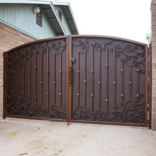 athirg066 Wrought Iron Gate Designs, Modern Main Gate Designs, Metal Driveway Gates, Backyard Gates, Fence Gate Design, Blue Doors, Modern Gate, Steel Gate Design, Front Gate Design