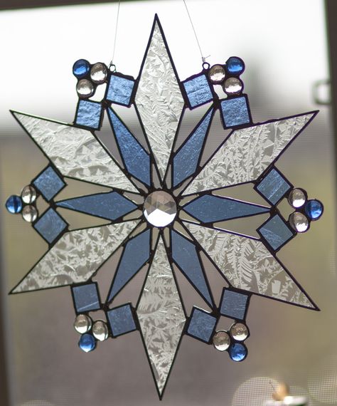 Stained Glass Snowflake Patterns Free, Stainglass Snowflakes, Stained Glass Snowflakes Pattern, Snowflake Stained Glass Patterns, Winter Stained Glass Patterns, Stained Glass Snowflakes, Christmas Stained Glass Ideas, Snowflake Suncatcher, Glass Snowflakes