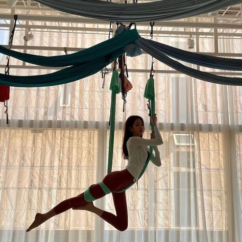 𝘷𝘪𝘷𝘪𝘣𝘰𝘵𝘵𝘵 Flying Yoga, Air Yoga, Pilates Poses, Yoga Aesthetic, Ive Wonyoung, Aerial Silks, Aerial Yoga, Healthy Lifestyle Inspiration, Trening Pilates