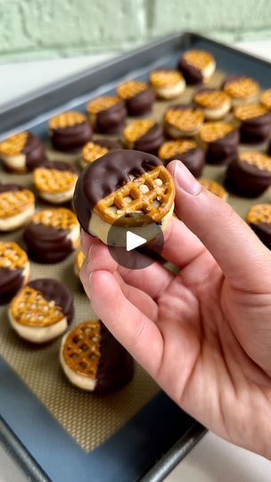 Pretzel Chocolate Bites, Peanut Butter Pretzel Bites, Salty Sweet Snacks, Edible Cookie Dough Recipe, Pretzel Treats, Peanut Butter Pretzel, Mini Pretzels, Cookie Dough Recipes, Candy Recipes Homemade