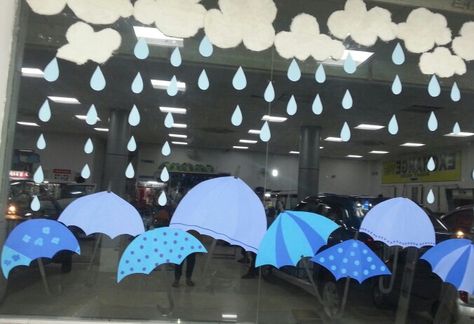 Monsoon Party Decoration, Monsoon Decoration Ideas, Monsoon Theme Decoration, Rainy Day Decoration In Preschool, School Window Decorations, Kindergarten Drawing, Baby Boy Sprinkle, Beautiful Room Designs, Paper Lotus