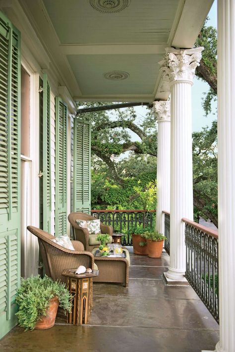 Julia Reed's New Orleans Garden Southern Front Porches, Julia Reed, New Orleans Mansion, France Architecture, Outdoor Dining Room, New Orleans Homes, Garden District, Ice Tea, Southern Home