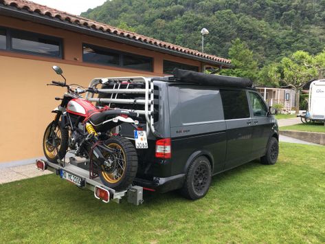 Motorradträger von Multicamper #bus #volkswagen #bus T6 California, Auto Camping, Motorcycle Carrier, T5 Camper, Vw Bus Camper, Volkswagen Camper, Build A Camper Van, Build A Camper, Motorcycle Camping