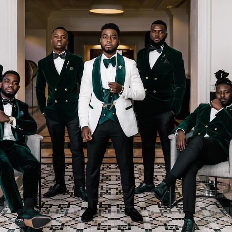 *CHECKMATE* ⚜️🎩⚜️. Bride: @thatyloyalty Groom: @marcfly_ Wedding Planner/Design/Decor @mbmeventsdesign Perfectly captured:… Velvet Green Suit, Men White Suit, Suit For Groomsmen, Green Suit Men, Groomsmen Poses, Costume Vert, Green Wedding Suit, Groom And Groomsmen Suits, Groom Suits