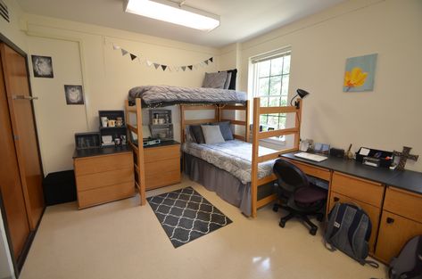 Placing your beds in an "L" shape is a great way to maximize your space in your East/West Laville Hall room. Dorm Room Bunk Beds Layout, College Dorm Bunk Beds, Dorm Bunk Bed Ideas, Bottom Bunk Dorm Ideas, Dorms With Bunk Beds, L Shaped Bunk Beds Dorm, Dorm Room Ideas Bottom Bunk, Small Dorm Room Ideas Layout, Ra Dorm Room Ideas