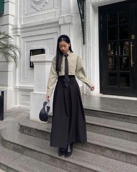 thanhhien_ng12 ig Japanese Business Fashion, Oldschool Outfit Women, Korean Modest Outfits, School Outfits Korean Style, Fashion Student Outfit, Long Black Skirt Outfit, Student Outfit, Hijabi Fashion Casual, Everyday Fashion Outfits