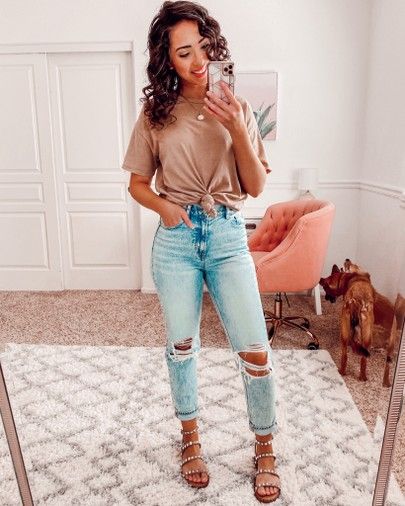 Cute Jean Outfits Aesthetic, Mom Fits Outfit, Hip Mom Outfits, Outfit Ideas With Blue Jeans, Groomer Outfit, Cool Mom Style Summer, Trendy Mom Outfits Spring, Mom Jeans Outfit Spring, Mom Summer Outfits Casual