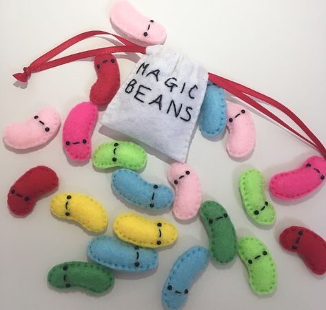 Magic Beans Craft, Hand Sewn Felt Projects, Felt Plushies Pattern Free, Magic Beans, Crafts To Do When Your Bored, Sewing Templates, Christmas Craft Fair, Handmade Stuffed Animals, Cute Sewing Projects