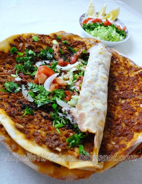 Lahmacun Recipe, Arabisk Mad, Turkish Pizza, Armenian Recipes, Lebanese Recipes, Middle Eastern Recipes, Arabic Food, Turkish Recipes, Greek Recipes