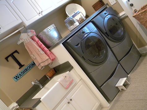 I so need a new laundry room...We can start with this washer/dryer set though :-) Laundry Room Stackable, Utility Room Organization, Stackable Laundry, Laundry Pantry, Laundry Room Storage Shelves, Washer Dryer Set, Small Laundry Room Organization, Room Storage Diy, Stackable Washer And Dryer