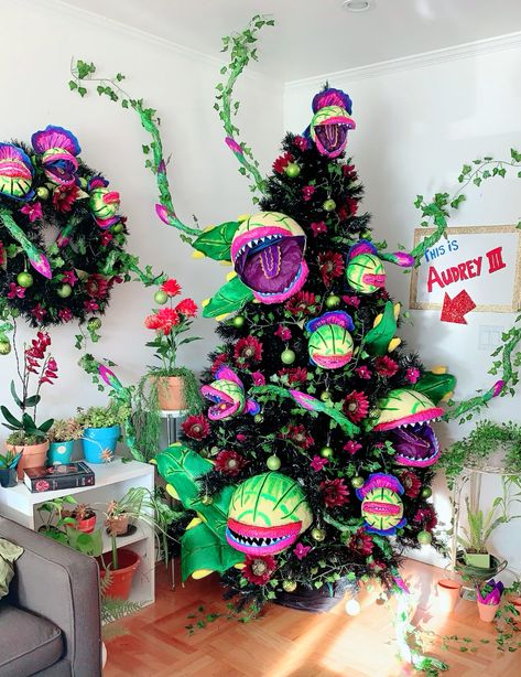 Audrey II Halloween Tree from Little Shop of Horrors | Twinkie Chan Blog Little Shop Of Horrors Halloween Decor, Audrey 2 Little Shop Of Horrors, Horror Christmas Tree, Halloween Xmas Tree, Halloween Christmas Tree Ideas, Halloween Trees Ideas, Halloween Tree Ornaments, Twinkie Chan, Unusual Christmas Trees