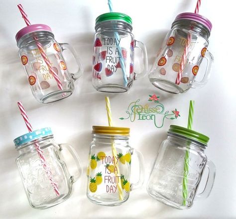 Fancy Cups, Diy Mug Designs, Mason Jar With Straw, Kitchen Essentials List, Cute Tea Cups, Trendy Water Bottles, Cute Coffee Cups, Smoothie Cup, Diy Mugs