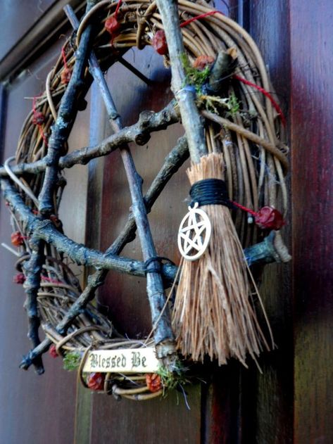 Twig Pentagram, Witchy Wreaths, Pentagram Wreath, Witches Tea, Witches Kitchen, Atrapasueños Diy, Witch Crafts, Pagan Decor, Wiccan Crafts