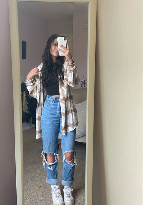 Cute Fall Outfits Shacket, Outfits With Flannels And Jeans, Fall Simple Outfits Casual, Fall Clothes Inspo 2024, Flannel With Cardigan Outfit, Outfits For Fall And Winter, Cute Fall Outfit Inspiration, Cute Fall Outfits Apple Picking, Fall Outfit Simple