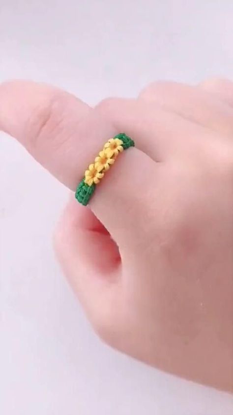 Projek Mengait, Cincin Diy, Bracelet Making Tutorial, Hadiah Diy, Diy Bracelets With String, Summer Living Room, Diy Friendship Bracelets Tutorial, Braided Bracelet Diy, Friendship Bracelet Patterns Easy