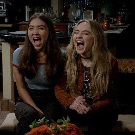 Maya Hart And Riley Matthews, Sabrina Carpenter Maya Hart, Girls Meets World, Riley And Maya, Meme Disney, Maya And Riley, Girl Duo, Maya Hart, Iconic Duos