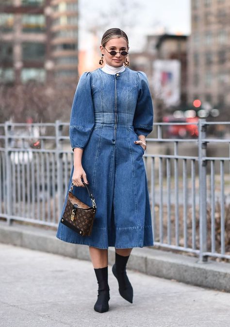 Sheer Midi Skirt, The Best Street Style, Outfit Inspiration Fall, Style Looks, Best Street Style, Blue Mini Dress, Street Style Inspiration, Bomber Jackets, Vogue Fashion